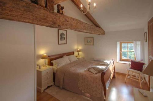 Un dormitorio con una cama grande y una ventana en Charming 4-bed 3 bath farmhouse barn conversion, en Sainte-Soline