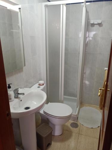 uma casa de banho com um WC, um chuveiro e um lavatório. em Habitación Privada May em Vecindario