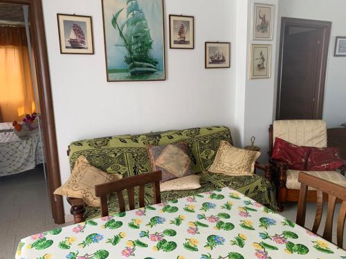 ein Wohnzimmer mit einem Sofa und einem Tisch in der Unterkunft Villa Vanity in Santa Luria