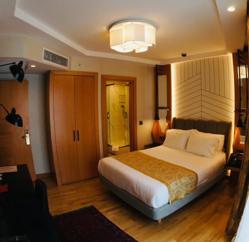 Una cama o camas en una habitación de Maywood Hotel