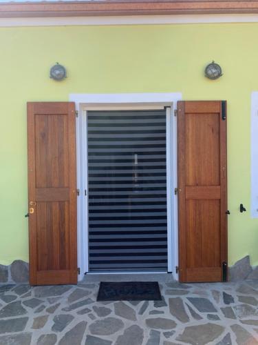 a room with a door and two wooden doors at Cuile Nanni D'Oro in Stintino