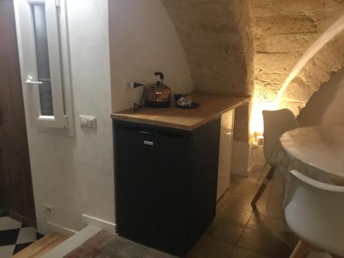 een kleine badkamer met een wastafel en een toilet bij FLOS in Bari