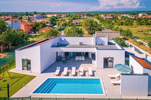 Villa Mateo with heated pool