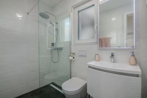 Koupelna v ubytování King Luxury Apartment with private Pool