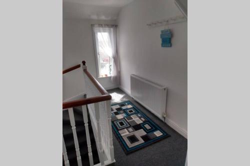 Habitación con escalera y alfombra en el suelo en place by the sea, en Bridlington