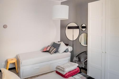 een slaapkamer met een bed en een spiegel bij Suite contemporanea tra le vie storiche in Moneglia