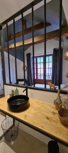 une table en bois avec un bol noir en haut dans l'établissement Les Chemins d'Elika, à Saint-Jean-Pied-de-Port