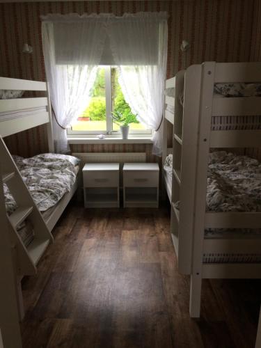Postel nebo postele na pokoji v ubytování Inga-Majs stuga