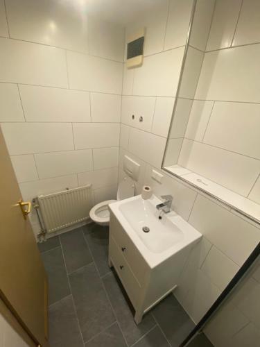 Baño blanco con lavabo y aseo en Residenz Schauinsland Todtnauberg - Fewo 17 - Sauna - Spielzimmer für Kinder - Nähe Feldberg, en Todtnauberg