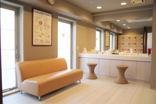 a waiting room with a chair and a counter at Hotel Hokke Club Osaka in Osaka