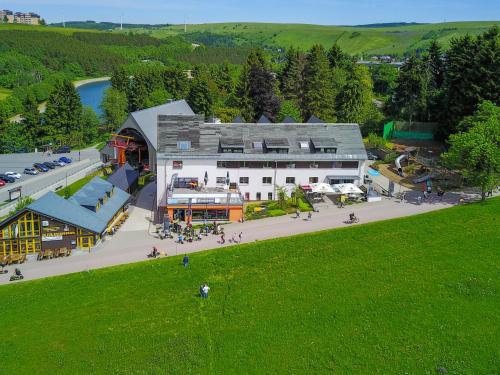 una vista aérea de un edificio con gente caminando alrededor de él en k1 sporthotel en Kurort Oberwiesenthal