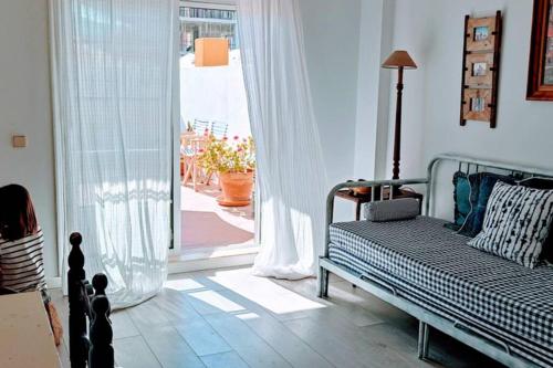 a bedroom with a bed and a large window at CASA DA ZECA, GARAGEM GRATUITA, COSTA NOVA in Gafanha da Encarnação