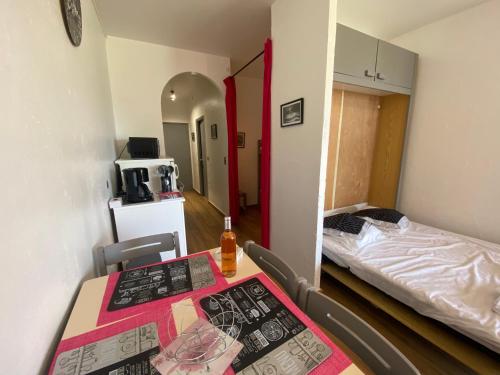 Cette petite chambre comprend une table et un lit. dans l'établissement Appartement n 216 Moriani plage, à Santa-Lucia-di-Moriani