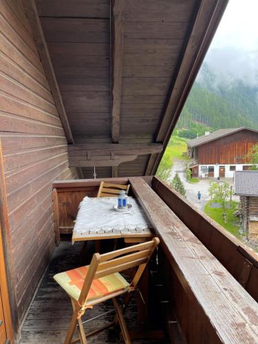 a table and chairs on the balcony of a cabin at Appartements Alpenblick in Finkenberg