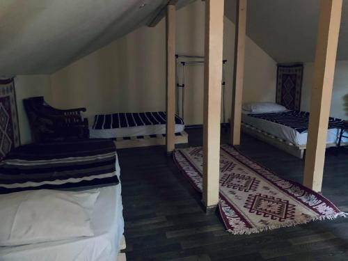 een kamer met 3 stapelbedden in een kamer bij The best view on Tbilisi in Tbilisi City