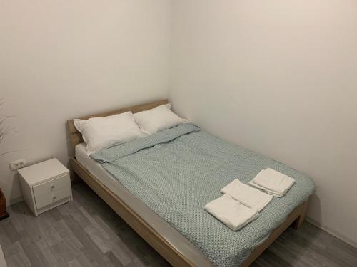 una camera da letto con un letto e due asciugamani di Apartment Old Town Izola a Izola