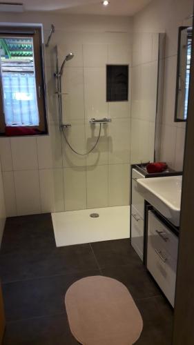 Koupelna v ubytování Haus Carmen, Familienfreundliche 4 Edelweiss Ferienwohnung mit TOP Einrichtung