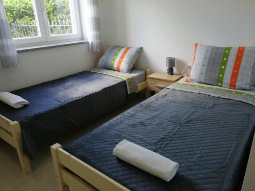 ein kleines Zimmer mit 2 Betten und einem Sofa in der Unterkunft Appartamento Artur in Matulji