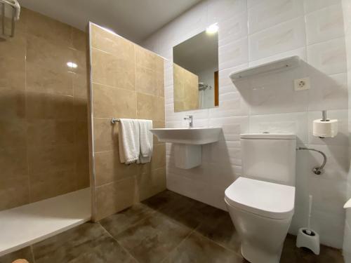 Kamar mandi di Apartamentos Oasis Benidorm