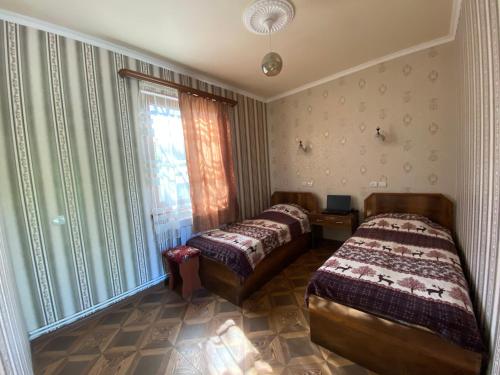 1 Schlafzimmer mit 2 Betten und einem Fenster in der Unterkunft Aghasu Tun B&B in Odzun
