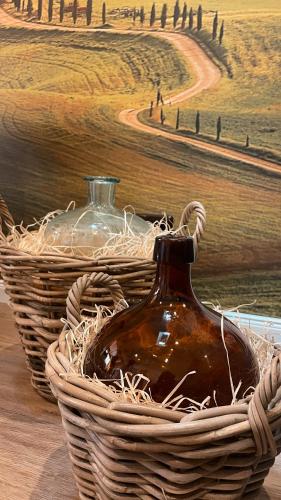 a bottle of honey in a basket on a table at Ferienwohnungen Weise im Lausitzer-Seenland in Großräschen