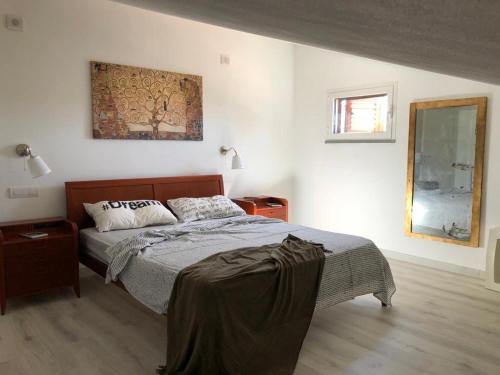 um quarto com uma cama e uma fotografia na parede em La Casetta di Sù em Maracalagonis