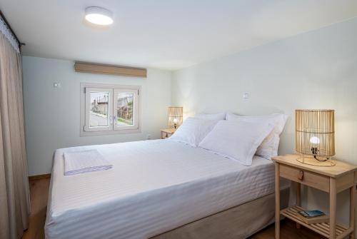 Ένα ή περισσότερα κρεβάτια σε δωμάτιο στο Remezzo Aegean Mare Maisonette