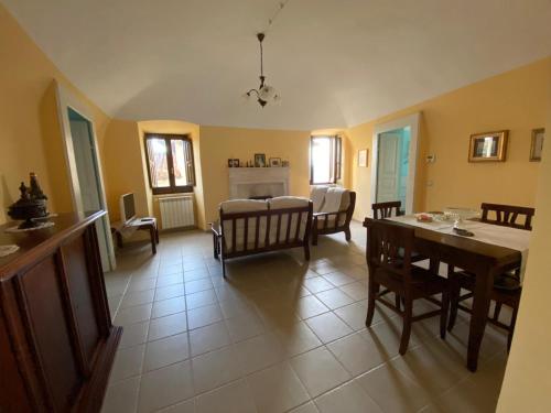 een woonkamer met een tafel en een eetkamer bij Dimora di nonno Livio in Santo Stefano di Sessanio