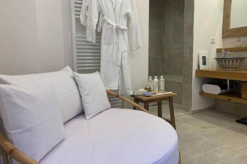 un letto bianco in un bagno con doccia di Mediterranean Spa Suite a Monterosso al Mare