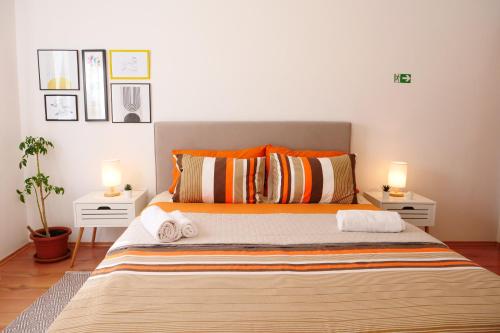 ein Schlafzimmer mit einem großen Bett mit zwei Nachttischen in der Unterkunft Apartment and Rooms Vilma in Fažana
