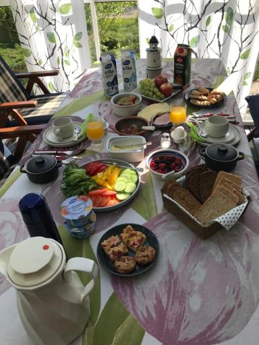 un tavolo con cibi e bevande per la colazione di Maijala a Toholampi