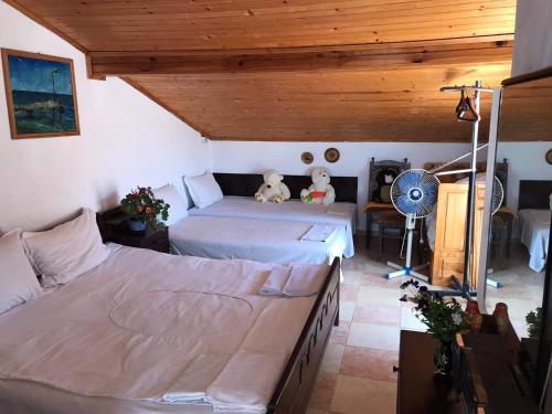 um quarto com 2 camas e um tecto de madeira em слънце em Shabla
