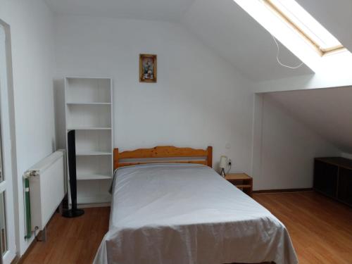ein Schlafzimmer mit einem Bett auf einem Dachboden in der Unterkunft Apartament 5 camere cu balcon Costinesti plaja 5 minute Nucilor 6 in Costinești