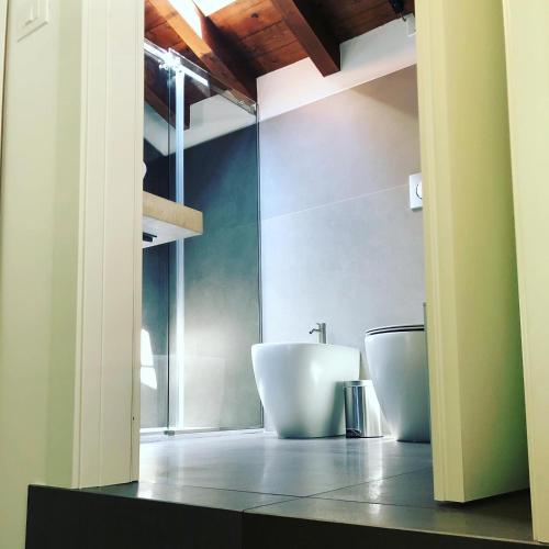 a bathroom with a sink and a toilet at La terrazza sulle vigne B&B in Corte Franca