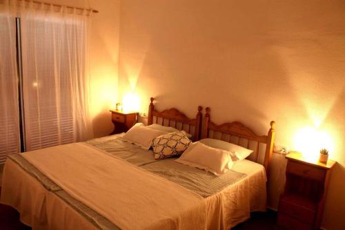 un dormitorio con una cama con dos almohadas. en Casa Buenos Aires, en Punta Grossa