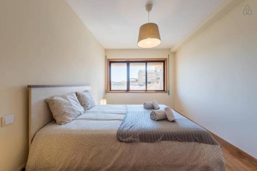 ein Schlafzimmer mit einem großen Bett mit zwei Handtüchern darauf in der Unterkunft Gaia House - Apartamento Inteiro junto ao Metro in Vila Nova de Gaia