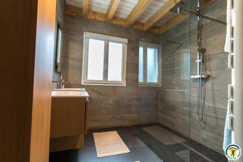 a bathroom with a shower and a sink at Villa CASA COSY - Moderne - Climatisation - 3 chambres - 3 salles de bain in Saint-Mamet