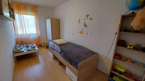- une petite chambre avec un lit et un bureau dans l'établissement Kuća za miran odmor - Sukošan, à Sukošan