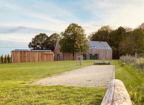 a field with a barn and a goal at Woodhouse94 in Zonnebeke