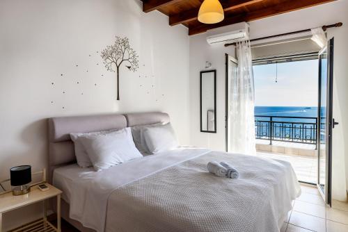1 dormitorio con 1 cama y vistas al océano en Achlia Beach Villa, en Achlia