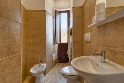 La salle de bains est pourvue d'un lavabo et de toilettes. dans l'établissement B&B il Baglio, à Nicotera