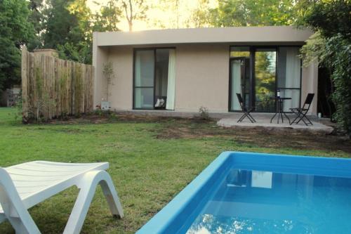 a house with a swimming pool in the yard at Mini casa in Chacras de Coria