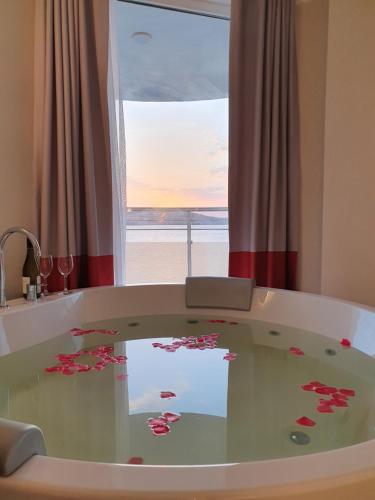 uma banheira com vista para o oceano em Seaview Hotel - Adults Only 16 Plus em St. Paul's Bay