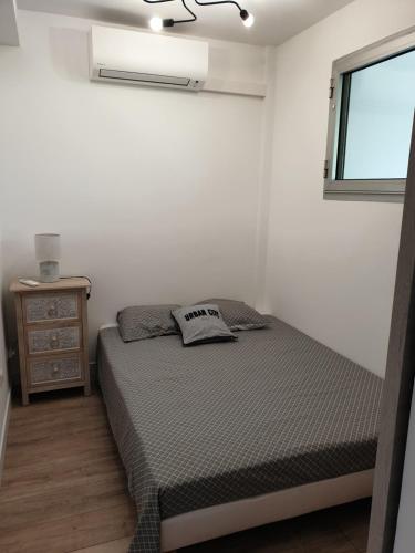 - une petite chambre avec un lit et une fenêtre dans l'établissement appartement 4 personnes 100m de la plage, à Fréjus