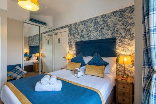 um quarto com uma cama grande e toalhas em Avondale Guest House em Keswick