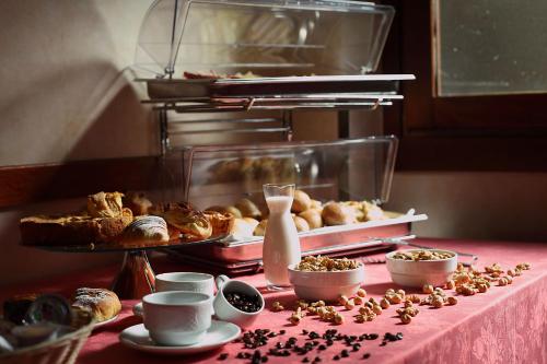 una mesa con pastas y otros alimentos en una mesa en Hotel Cavour, en Rapallo