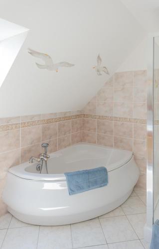 a white bath tub in a bathroom at VILLA LA FORT BELLE VUE in Ambleteuse