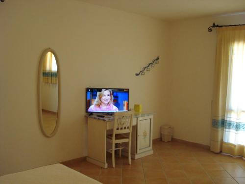 Télévision ou salle de divertissement dans l'établissement Hotel Valkarana Country Relais