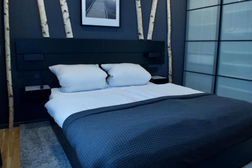 łóżko z 2 białymi poduszkami w sypialni w obiekcie Ferienhaus Steins w mieście Sinspelt