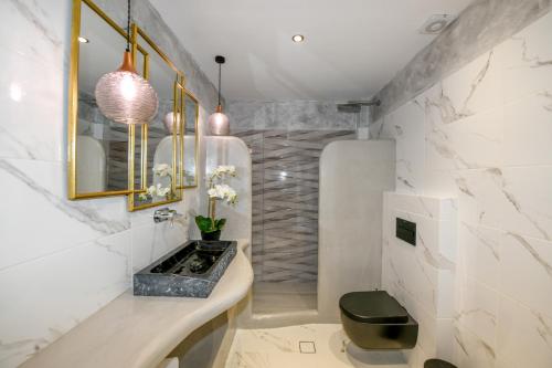 y baño con lavabo y aseo. en Aegean View Hotel, en Kamari